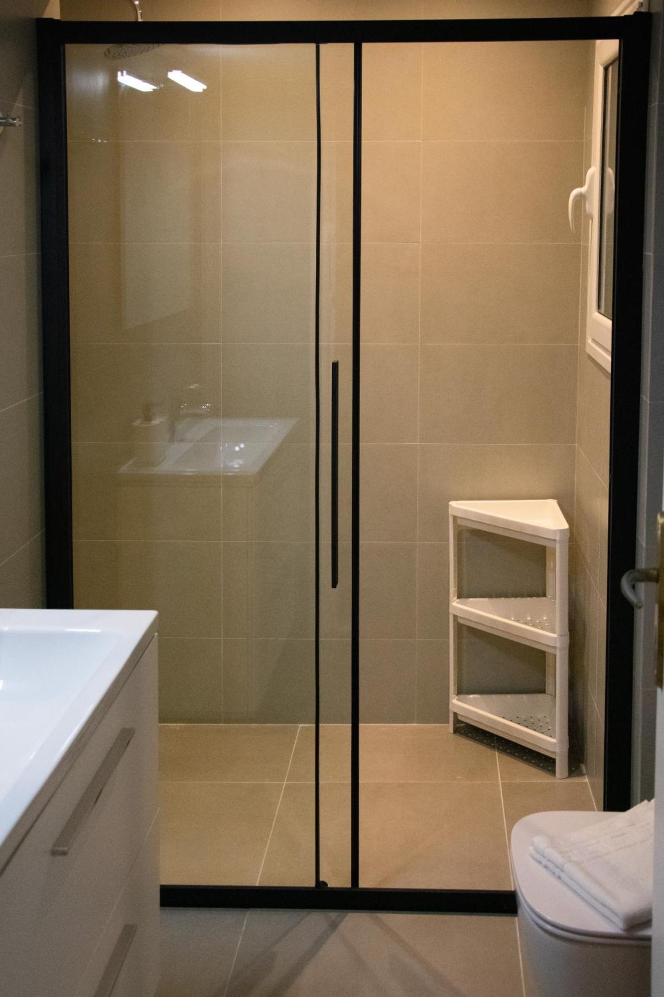 Spacious Modern Apartment In Pagkrati Athen Eksteriør billede